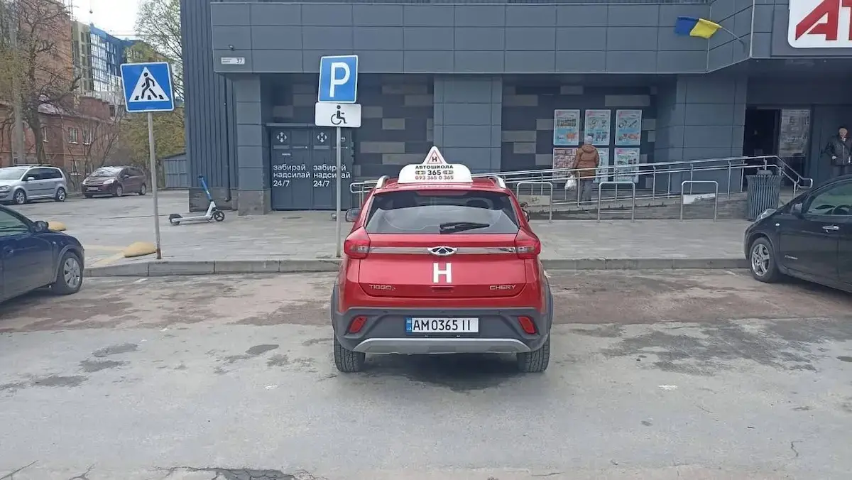 У Житомирі навчальний автомобіль опинився на місці для людей з інвалідністю