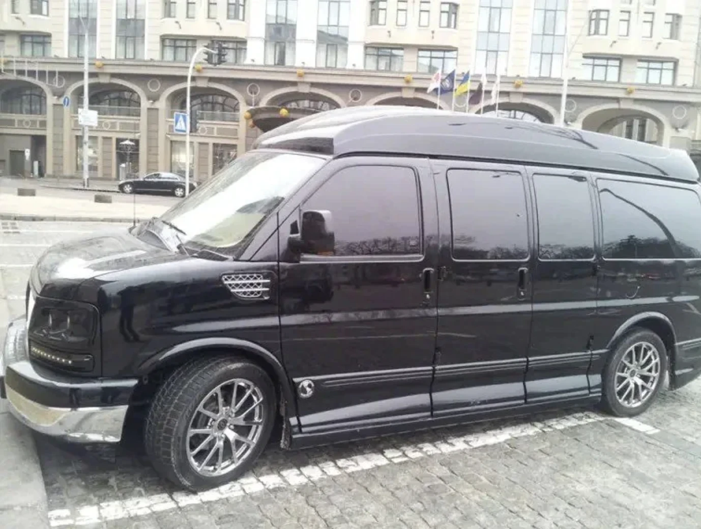 Офіс на колесах за ціною вживаного кросовера або історія продажу Chevrolet Express із кортежу президента-втікача