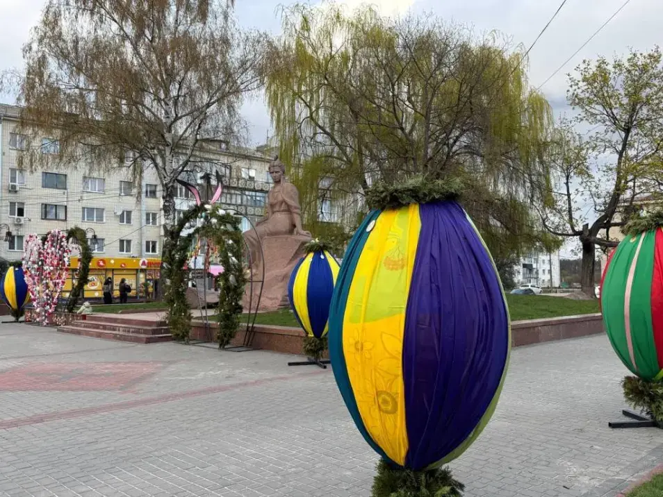 Звягель готується до Великодня: місто прикрасили святковими інсталяціями