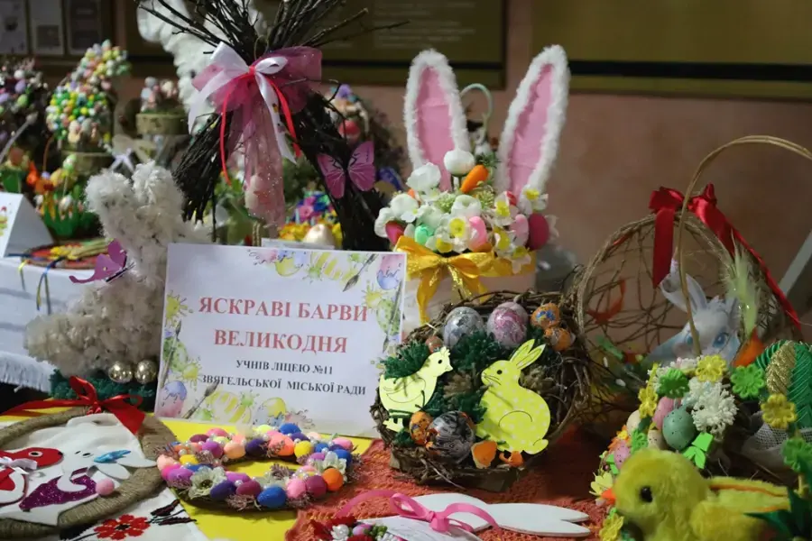 Дитячий погляд на Великдень: у Звягелі презентували виставку юних митців