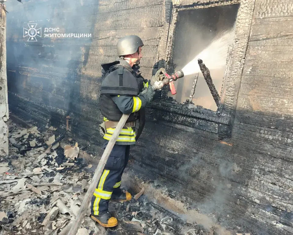 Нічний удар по Житомирщині: вогонь охопив приватний сектор