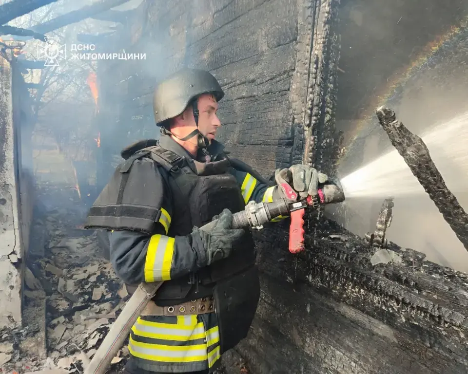 Нічний удар по Житомирщині: вогонь охопив приватний сектор