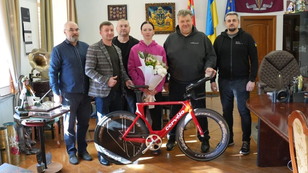 Нове професійне спорядження для лідерки велоспорту: Анастасія Фурник отримала трек-байк