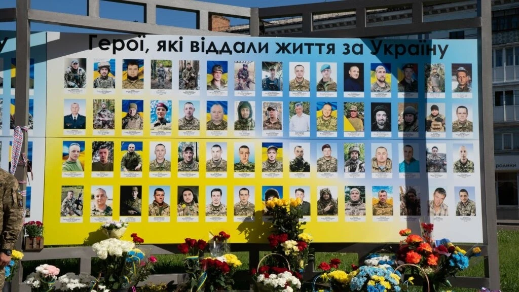 Пам’ять крізь покоління: у Житомирі на День Героїв відкрили нові імена меморіалу