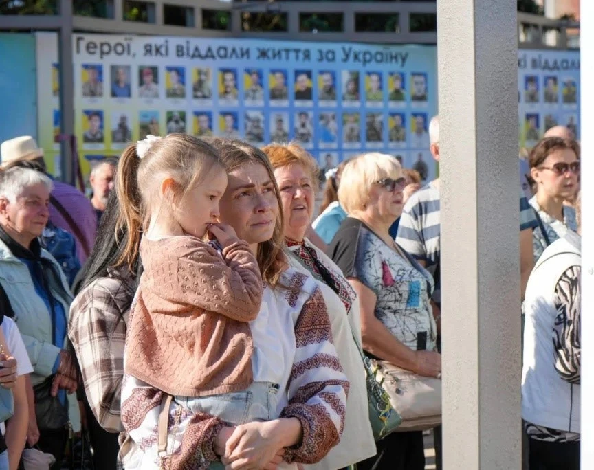 Пам’ять крізь покоління: у Житомирі на День Героїв відкрили нові імена меморіалу