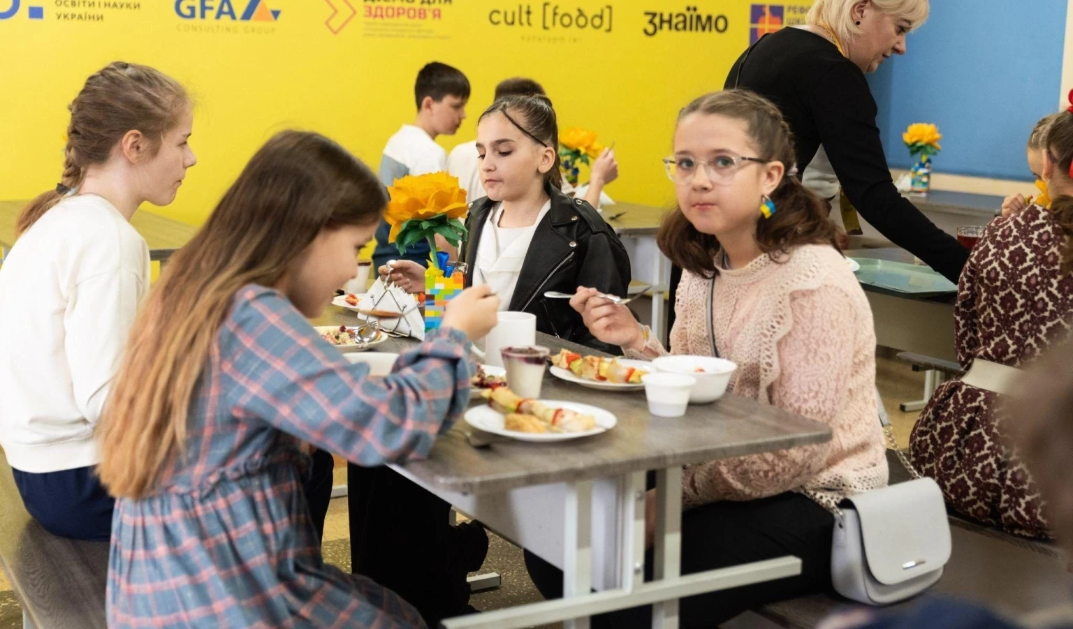 Усі українські школярі харчуватимуться безкоштовно з нового навчального року