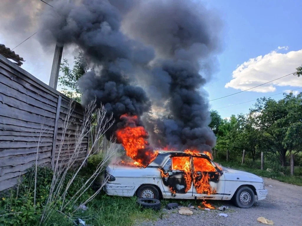 У Житомирі посеред вулиці вщент згорів автомобіль