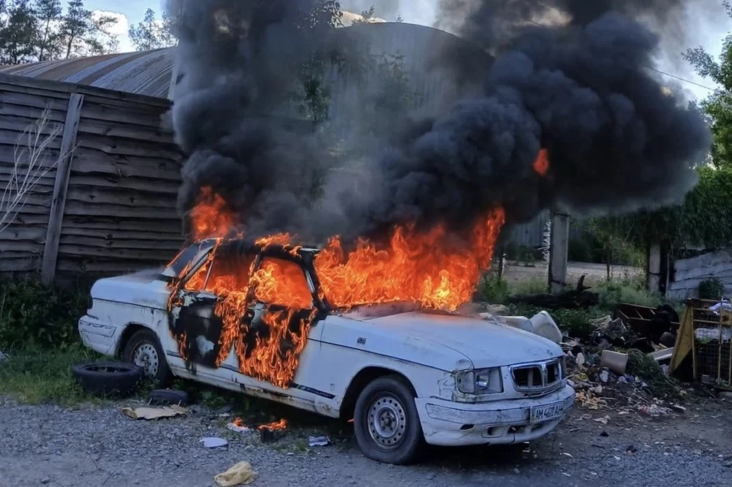У Житомирі посеред вулиці вщент згорів автомобіль
