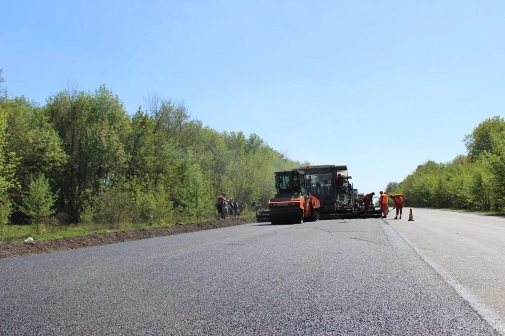 Майже 700 тисяч квадратних метрів автошляхів Житомирщини відремонтували за три місяці весни