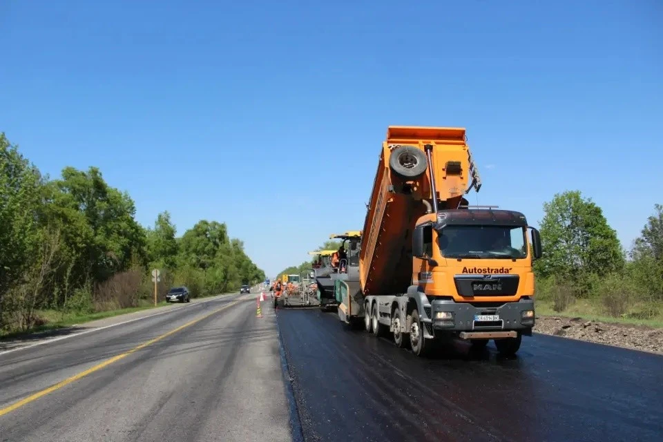 Майже 700 тисяч квадратних метрів автошляхів Житомирщини відремонтували за три місяці весни