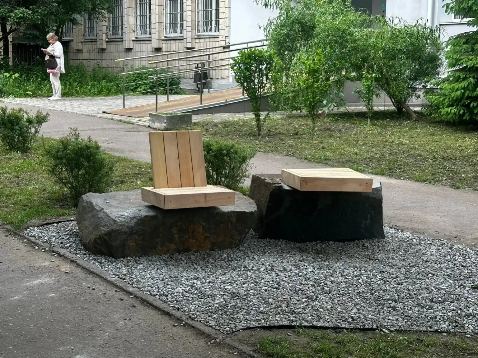 У Житомирі містяни власноруч створили затишну зону відпочинку на проспекті Перемоги