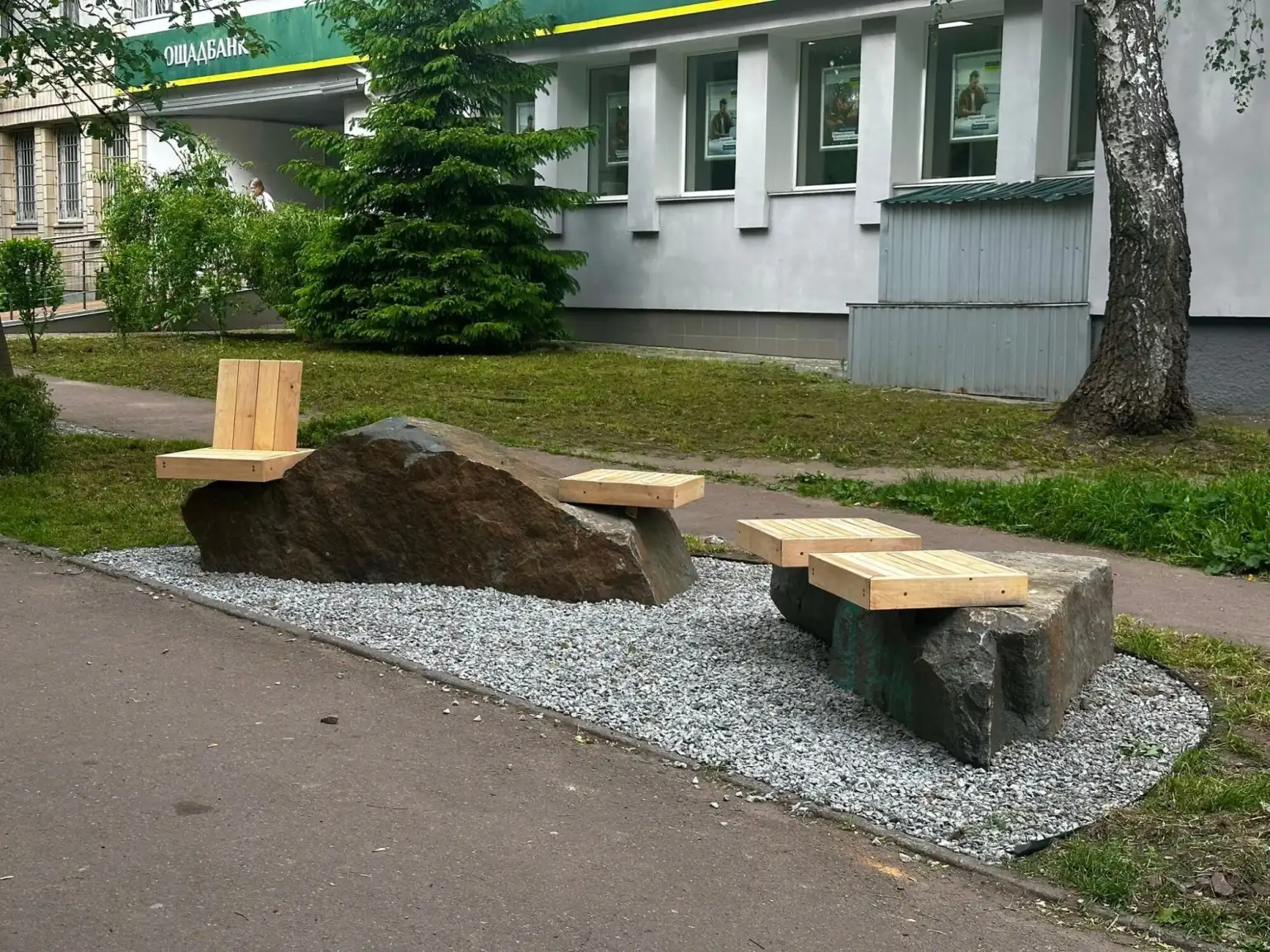 У Житомирі містяни власноруч створили затишну зону відпочинку на проспекті Перемоги